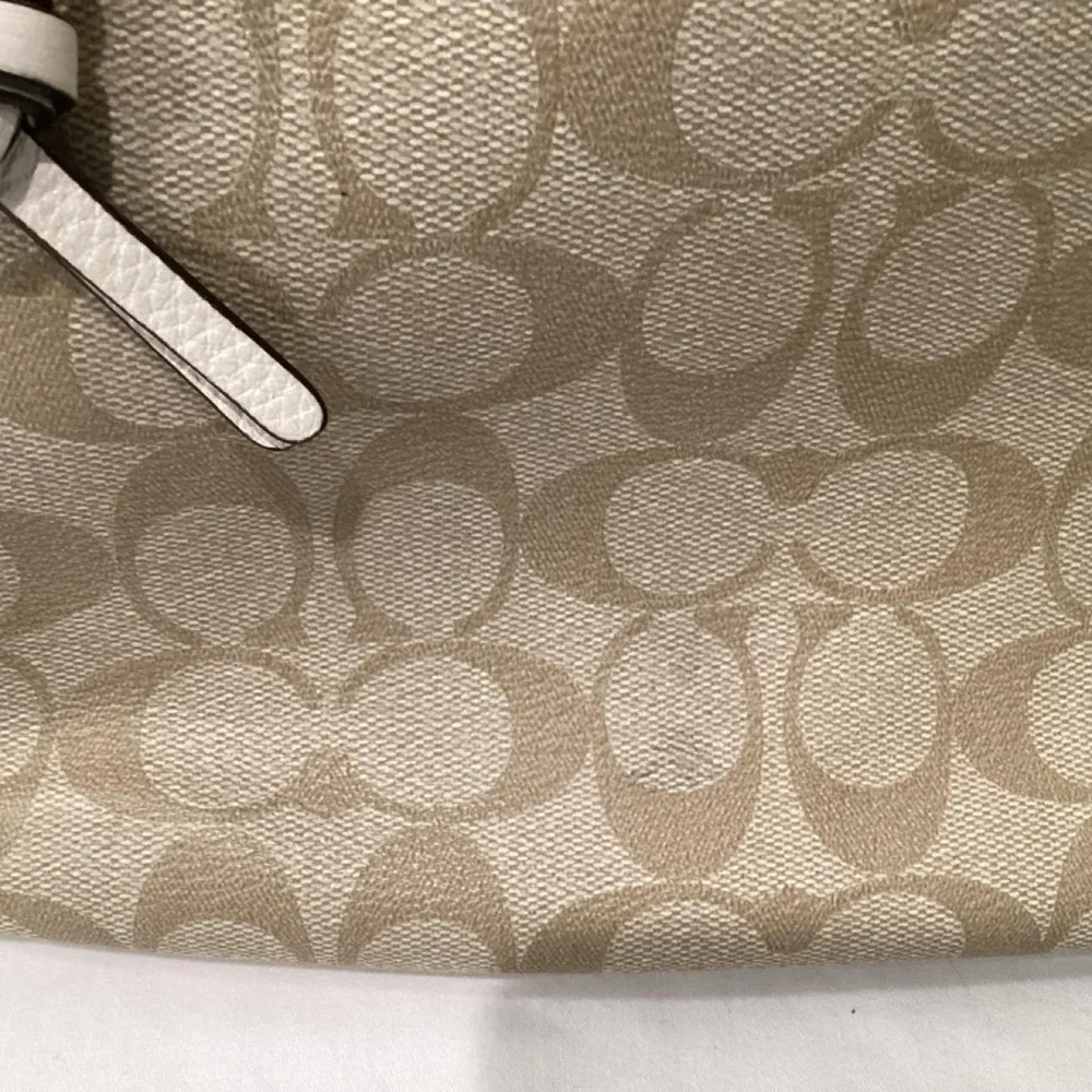 Classic Coach Signature Canvas Shoulder Bag 🤍